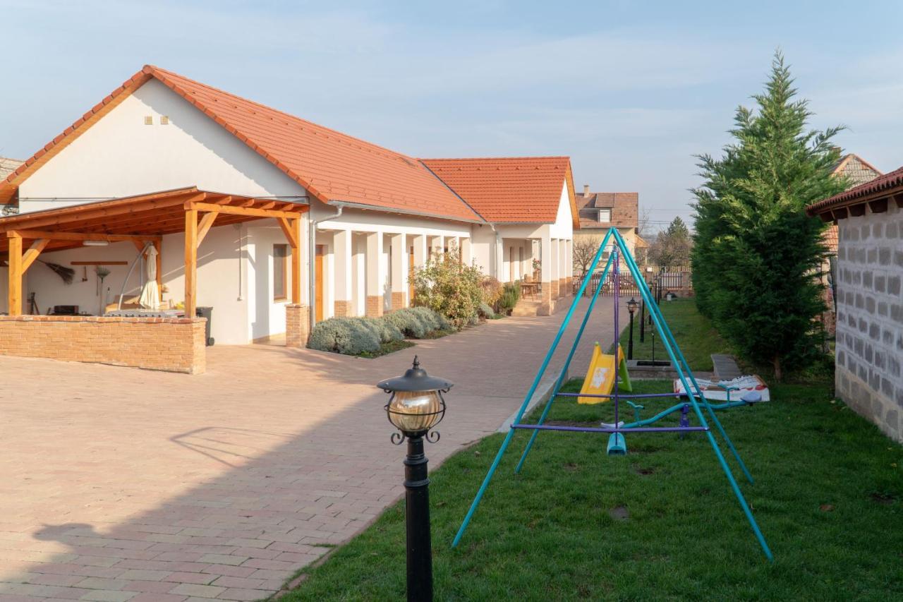 Kun Pista Vendégház Vertesboglar Exterior foto