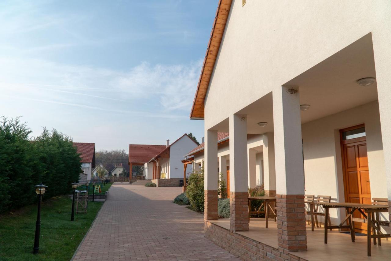 Kun Pista Vendégház Vertesboglar Exterior foto