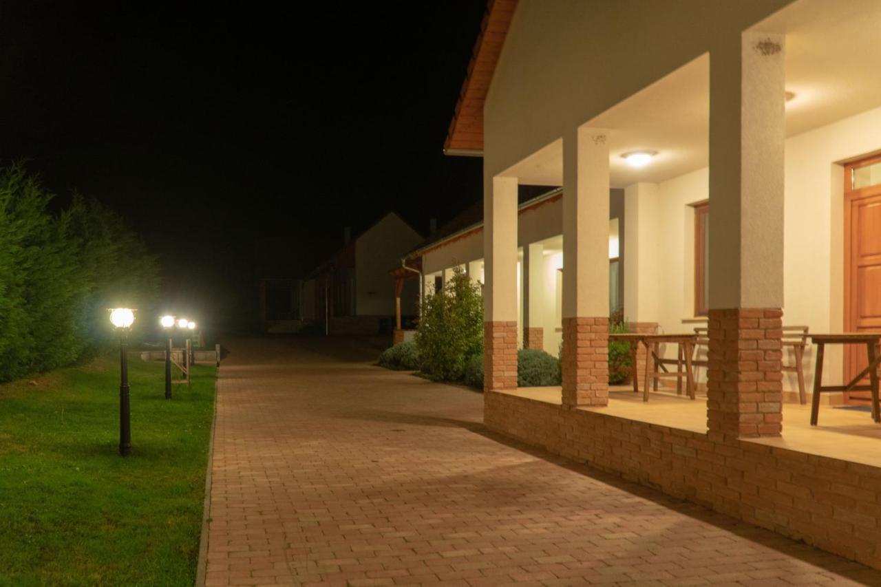 Kun Pista Vendégház Vertesboglar Exterior foto