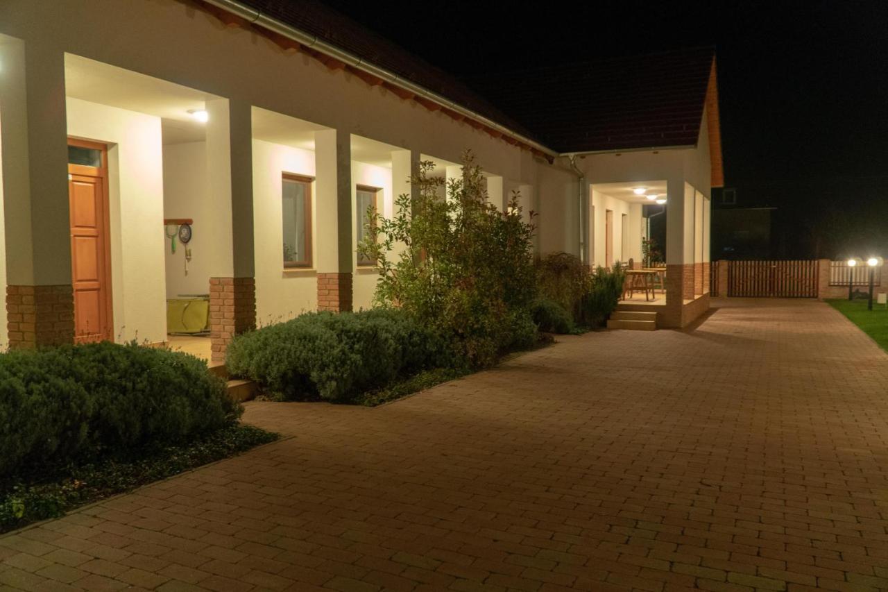 Kun Pista Vendégház Vertesboglar Exterior foto